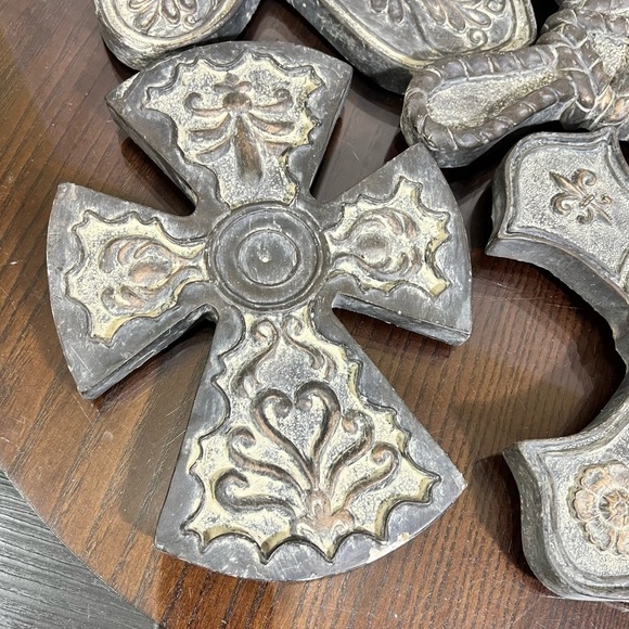 5 Pc set  Beautiful Gothic Crosses made of Resin Plaster. Perfect for the Garden - Picture 4 of 16